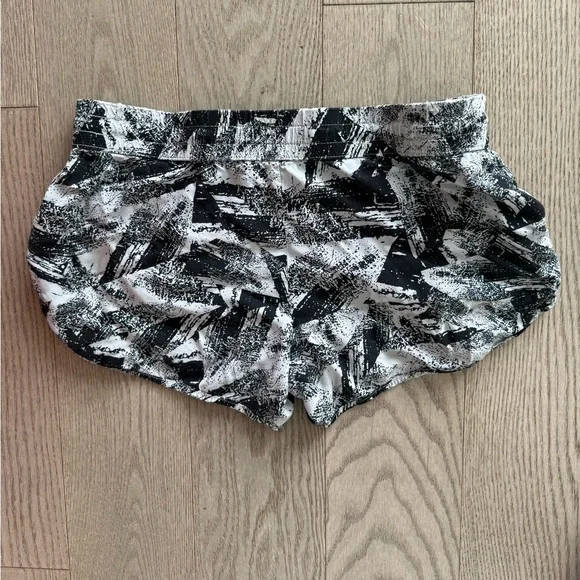 Banana Republic Women's Black & White Abstract Print Active Shorts in size XS - Picture 5 of 5